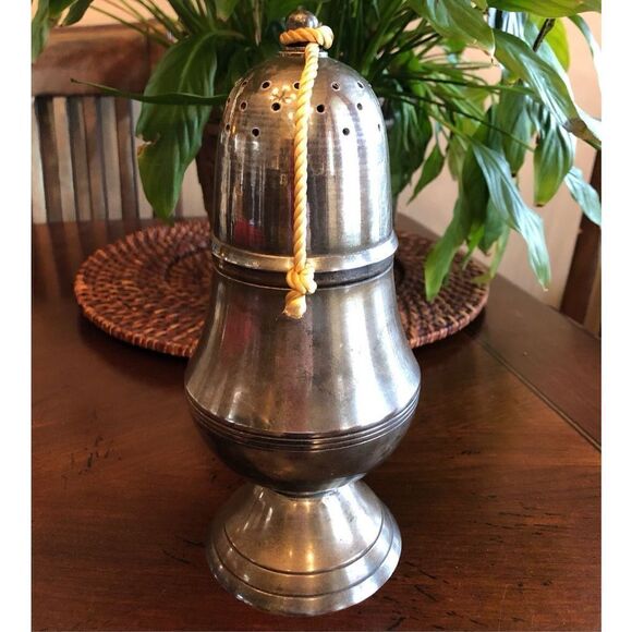 VINTAGE SILVER-PLATED SUGAR SHAKER - 🎉HPX2🎉 8.5” Muffineer. Used for Body Powder - Picture 2 of 10